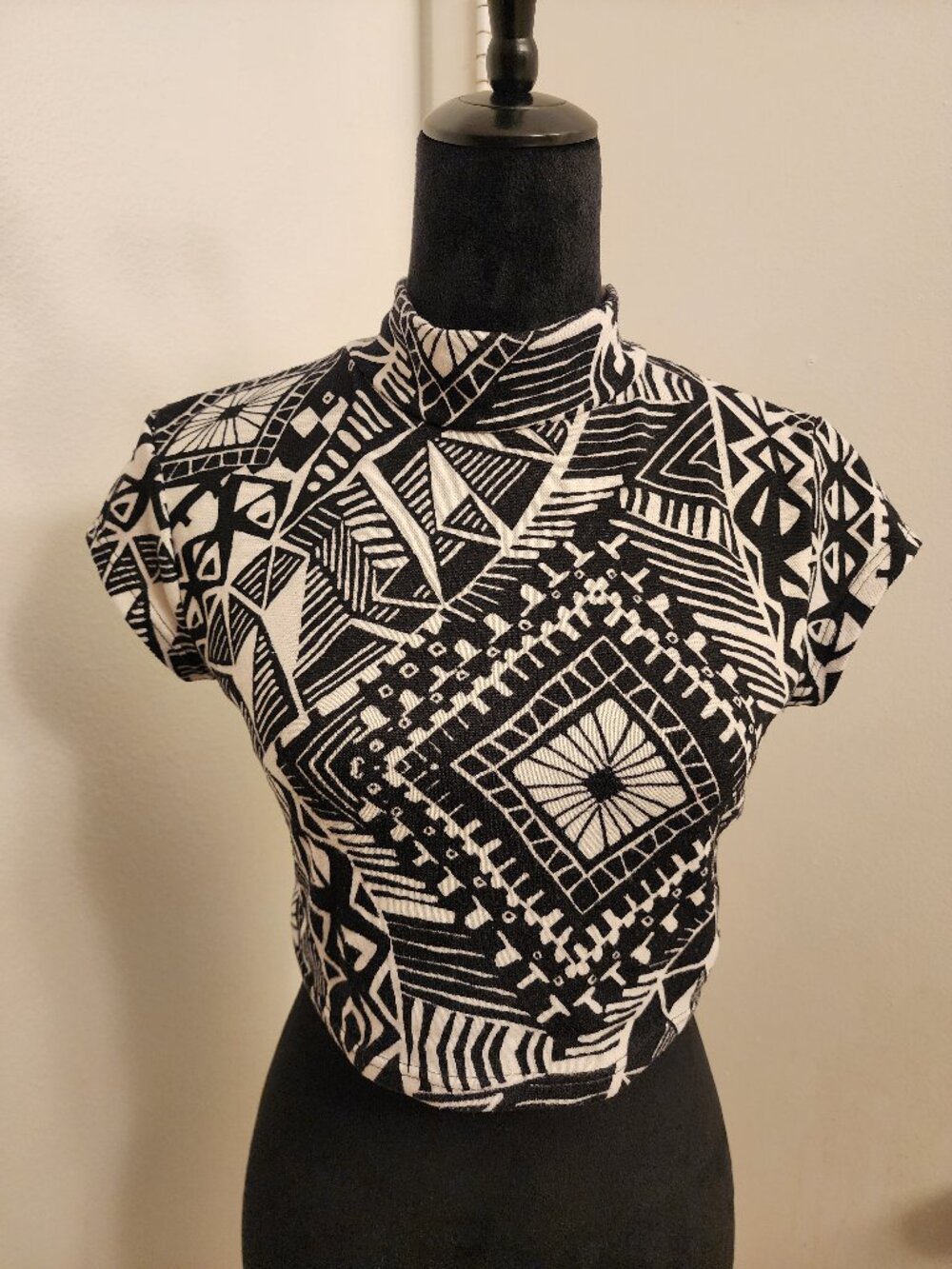 rue21 Black White Geometric Open Back Crop Top Medium